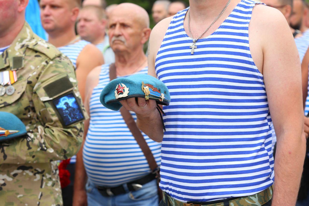 Фото День ВДВ 2 августа 2025 года: история праздника, почему десантники купаются в фонтанах и громко кричат 4 - Сиб.ФМ Фото День ВДВ 2 августа 2025 года: история праздника, почему десантники купаются в фонтанах и громко кричат 4